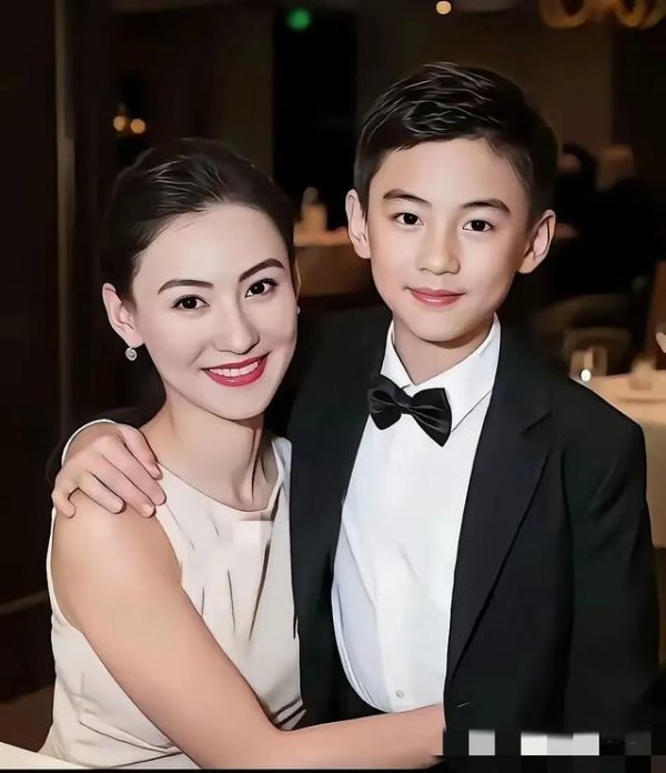 股票配资开户公司 张柏芝小儿子太帅了，大部分像妈妈，但估计父亲也是一位帅哥